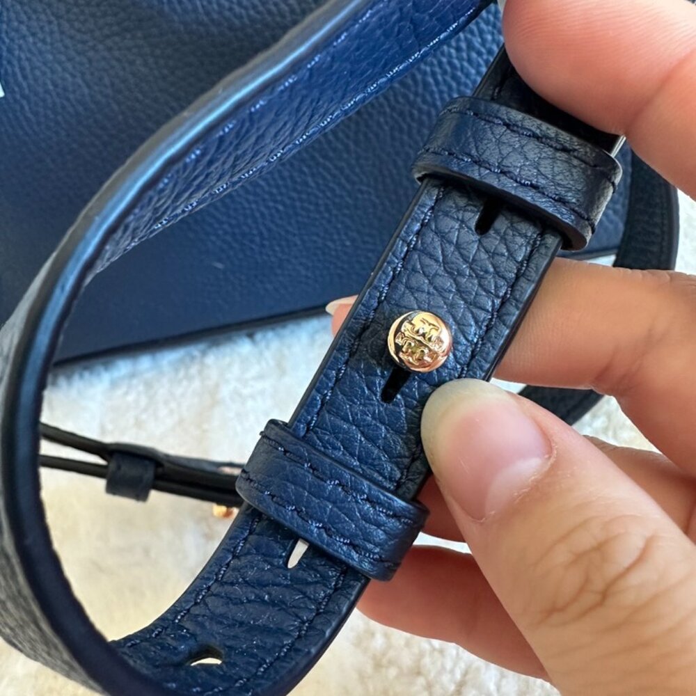 NWT! RARE! Tory Burch Carter Flap Pebbled Leather Backpack In Roal Navy 67320 - Picture 4 of 9
